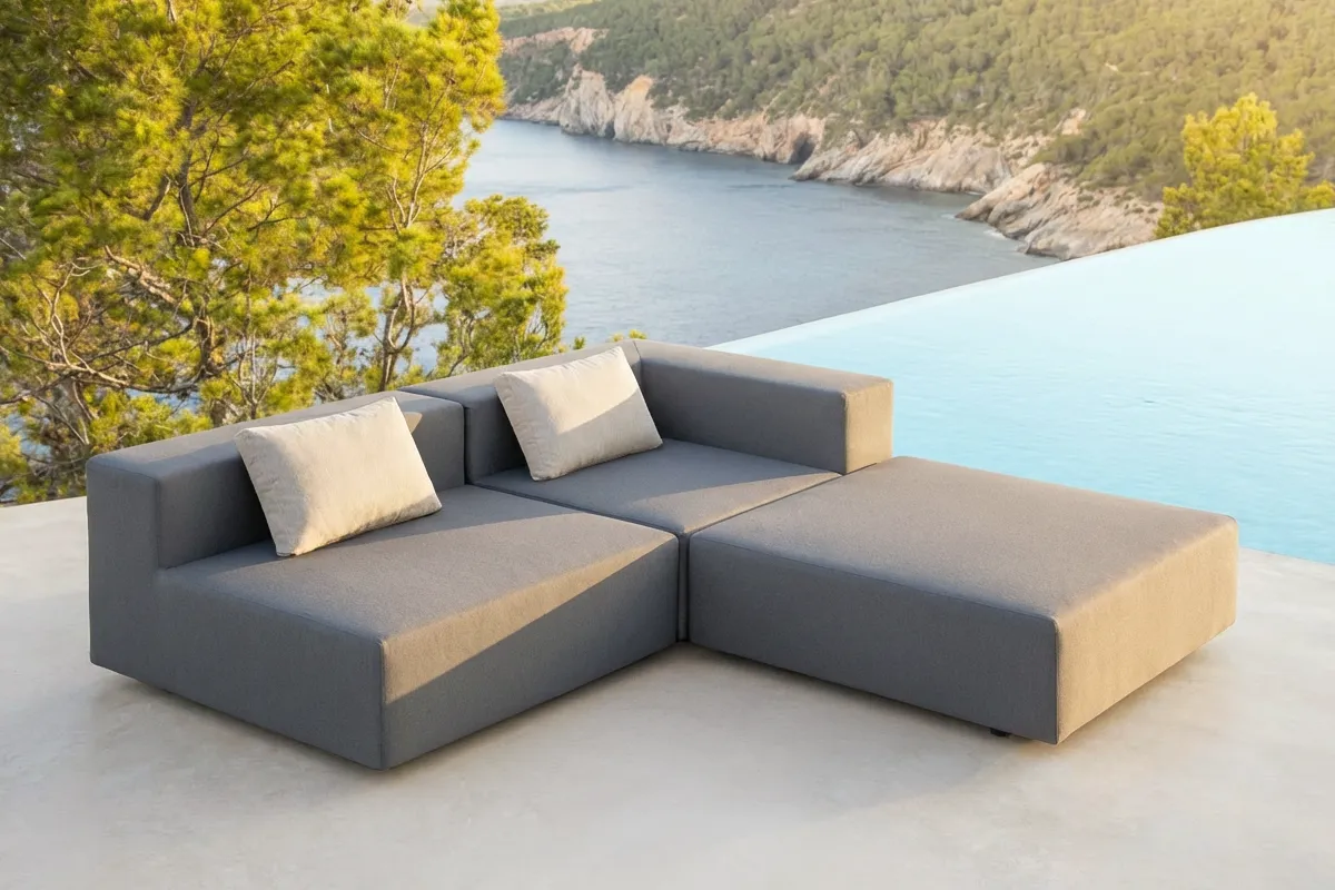 Modulare april furniture Outdoor-Lounge auf einer Terrasse am Pool