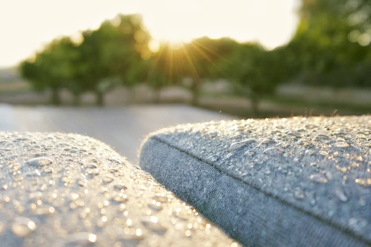 Wasser perlt auf dem wetterfesten Outdoor-Polsterstoff ab